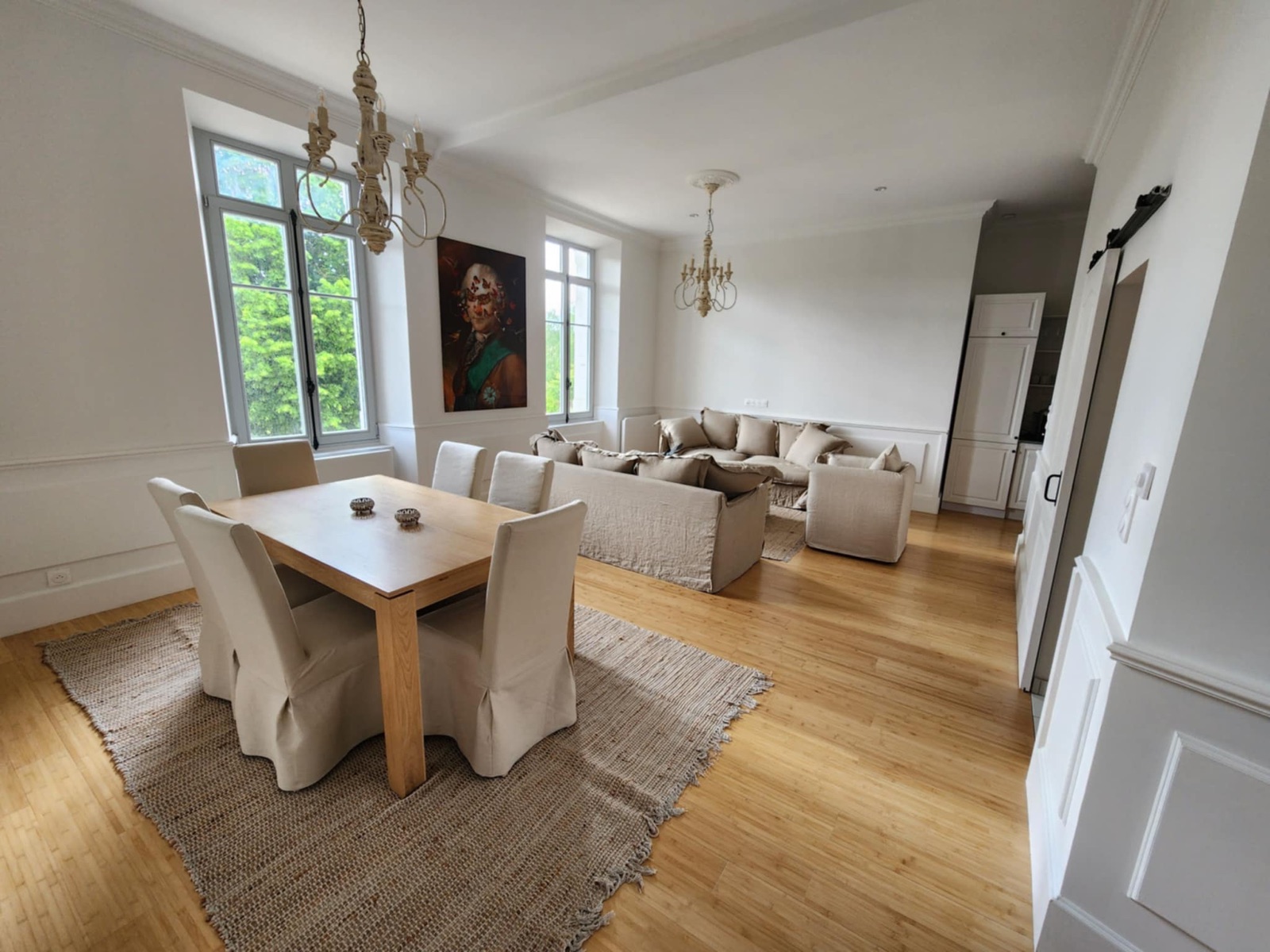 A bright, elegant apartment interior at Résidence de Labajouderie